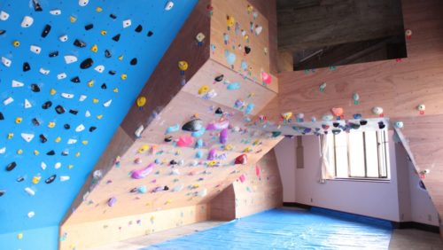 兵庫県のクライミング施設「クライミングジム RIVERSTONE（リバストーン）」